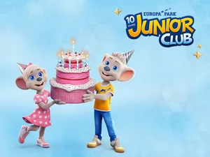 Ed & Edda feiern mit einer großen Geburtstagstorte und Partyhütchen den 10. Geburtstag des JUNIOR CLUB.