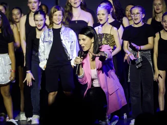 Katja Mack bei einer Rede mit den jungen Mitgliedern der TALENT ACADEMY.