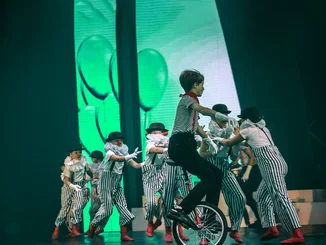 Auftritt einer Kindergruppe der TALENT ACADEMY Europa-Park, die als Pantomime verkleidet sind.