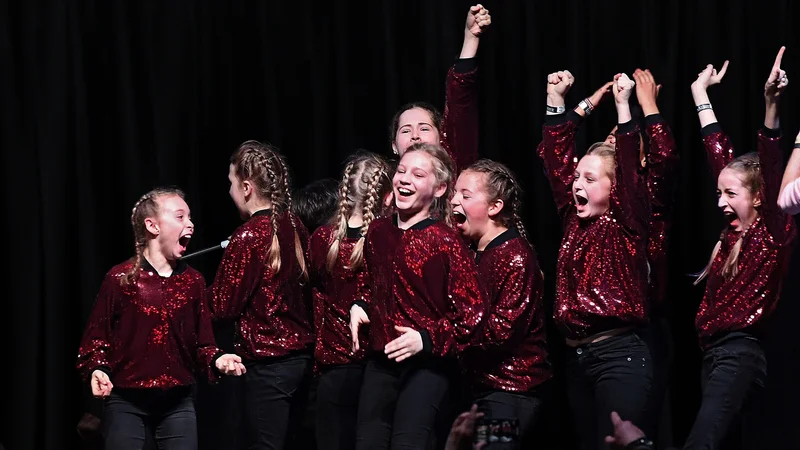 Strahlende Kinder, die sich sichtlich freuen.