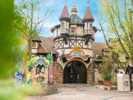 Fina & die Yomis im Märchenwaldkino des Europa-Park. Das Gebäude mit kleinen Yomis, die sich überall verstecken, ist von außen zu sehen.
