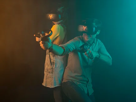 Zwei YULLBE Spieler, ausgestattet mit VR-Headset und Handtrackern.