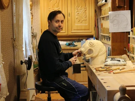 Vitali, sculpteur sur bois, travaille actuellement sur un objet particulier.