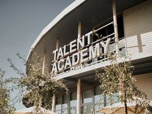 Das Gebäude der TALENT ACADEMY Europa-Park von außen.