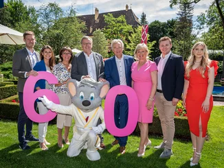 Die Familie Mack mit Ed Euromaus und einer riesigen "60" zum 60. Geburtstag von Mauritia Mack. 