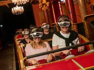 Ein Eurosat Zug mit Gästen, die VR-Brillen tragen.