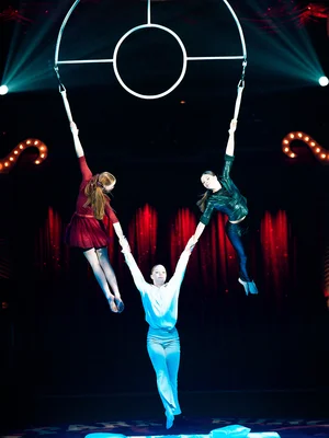 Junge Artistinnen turnen an Strapaten. 