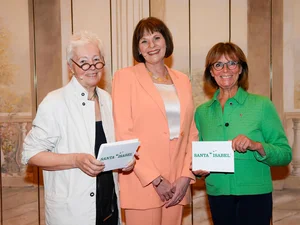Marianne Mack (re.) und Barbara Dickmann (li.) mit der Referentin Ute Janik bei der ehrenamtilchen Vortragsreihe "Neue Perspektiven".