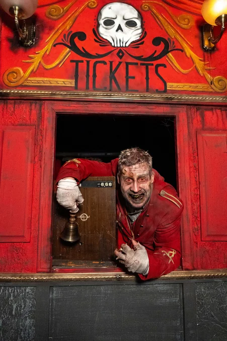 Ein schauriger Darsteller am Ticketschalter des Cinema Macabre wartet auf mutige Gäste.