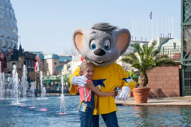 Kind umarmt Ed Euromaus, das Maskottchen des Europa-Park.