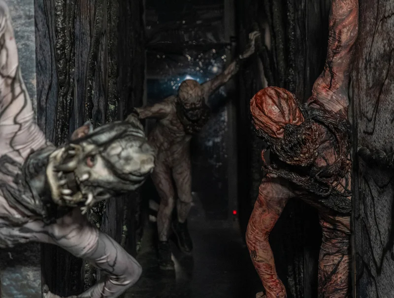 Furchteinflößende Darsteller in der Scare Attraction Studio -13 sorgen für echten Nervenkitzel.