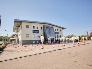 Das großzügige Gebäude der TALENT ACADEMY Europa-Park von außen.