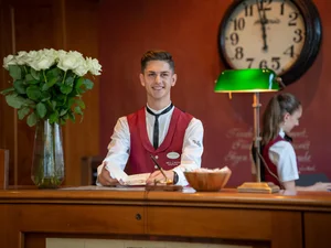 Rezeptionist in einem der Erlebnishotels des Europa-Park Erlebnis-Resorts.
