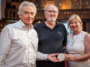 Mauritia Mack und ihr Mann Jürgen begrüßen Pilger zur "Muschel in Europa" im Europa-Park Erlebnis-Resort.