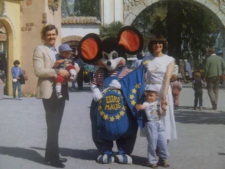 Marianne Mack und ihr Mann Roland Mack mit ihren kleinen Kindern und der Euromaus im Europa-Park.