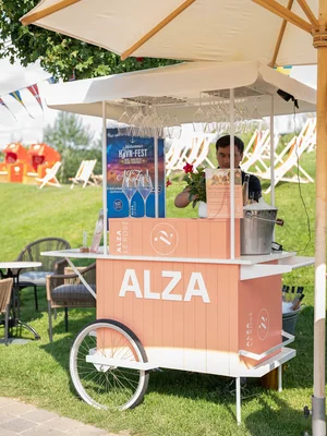 Der ALZA Le Rosé Verkaufswagen beim Midsommar Havn-Fest.