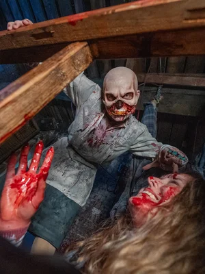 Traumatica Darsteller mit Totenkopf im Cinema Macabre.