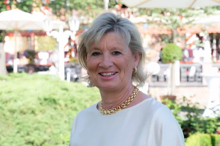 Porträtaufnahme von Mauritia Mack, die in die Kamera lächelt. 