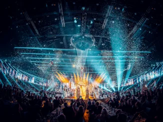 Sehr viele Künstler und Artisten sind auf der Bühne der Europa-Park Arena zu sehen. In der Luft schwebt überall Konfetti.