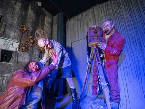 Drei Traumatica Darsteller im Cinema Macabre, einer mit Kamera.