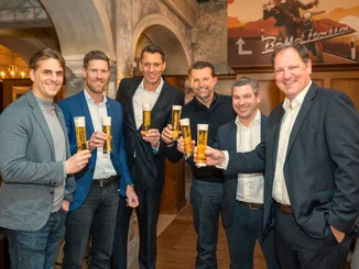 Thomas Mack, Nicolas Mack, Stefan Meinass, Stephan Nerlich, Sebastian Holtz und Rainer Noll (von links) bei der Vertragsverlängerung zwischen Bitburger und dem Europa-Park.