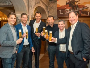 Thomas Mack, Nicolas Mack, Stefan Meinass, Stephan Nerlich, Sebastian Holtz und Rainer Noll (von links) bei der Vertragsverlängerung zwischen Bitburger und dem Europa-Park.