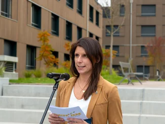 Ann-Kathrin Mack hält eine Rede anlässlich der Eröffnung des neuen Mitarbeitercampus.