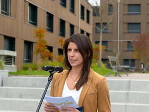 Ann-Kathrin Mack hält eine Rede anlässlich der Eröffnung des neuen Mitarbeitercampus.