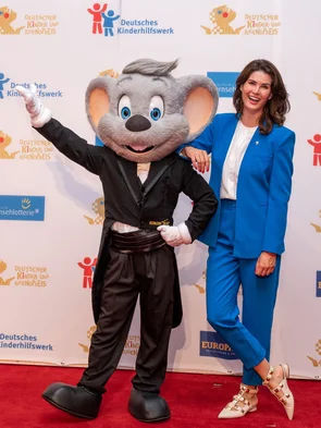 Miriam Mack und Ed Euromaus auf dem roten Teppich beim Deutschen Kinder- und Jugendpreis. 