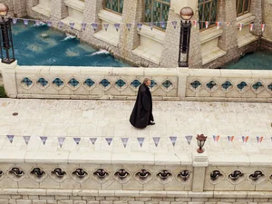 Michael Mack läuft in einem langen, dunklen Mantel durch den Themenbereich Kroatien.