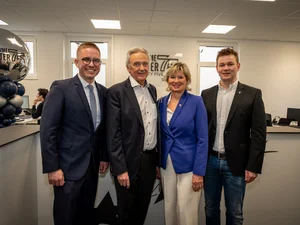 Bürgermeister der Gemeinde Rust Kai-Achim Klare mit Mauritia und Jürgen Mack gemeinsam mit ihrem Sohn Frederik.