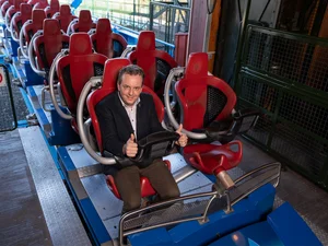 Michael Mack tritt eine Testfahrt im blue fire Megacoaster im Europa-Park an. 