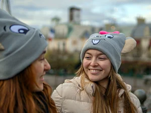 Gäste des Europa-Park tragen Mützen mit Ed & Edda Stickereien darauf.
