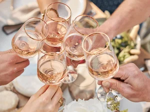 Gemeinsam mit ALZA Le Rosé anstoßen.