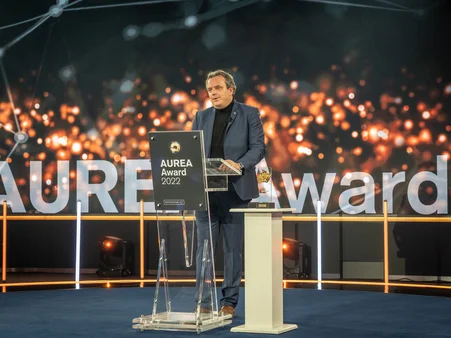 Michael Mack hält eine Rede beim AUREA Award.