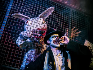 Darsteller mit Zigarre und Darsteller im Wakala Kostüm in Grims Funhouse, einer Scare Attraction von Traumatica.