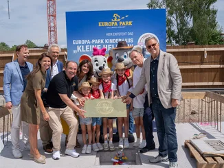 Horst Koppelstätter, Ann-Kathrin Mack, Jürgen Mack, Wolfram Krons, Miriam Mack, Charles R. Botta und Roland Mack gemeinsam mit Kindern und Ed und Edda bei der Grundsteinlegung für das Kinderhaus.