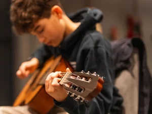 Ein junger Künstler mit einer Gitarre.