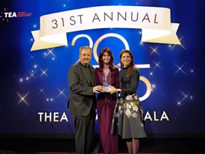 Michael, Miriam und Ann-Kathrin Mack auf der Bühne bei der Verleihung der Thea Awards.