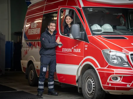 Zwei Mitarbeiter der Werkfeuerwehr im Europa-Park im Einsatzfahrzeug.