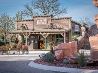 Blick auf die Silver Lake City – eine Westernstadt mit diversen Übernachtungsmöglichkeiten im Europa-Park Erlebnis-Resort.