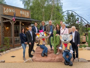 Jürgen Mack gemeinsam mit Mauritia, Roland, Marianne, Thomas, Ann-Kathrin, Frederik, Nicolas und Miriam Mack sowie Ed und Edda in der Silver Lake City.