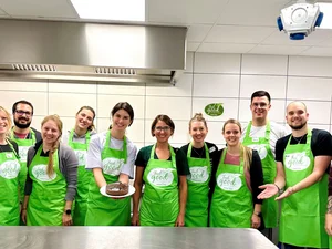 Miriam Mack mit einer Gruppe an Mitarbeitern bei der FeelGood Kochwerkstatt.