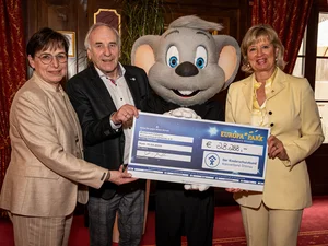 Mauritia Mack und Ed Euromaus überreichen einen Scheck über 28.288 € an den Kinderschutzbund des Kreisverbands Ortenau.