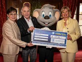 Mauritia Mack und Ed Euromaus überreichen einen Scheck über 28.288 € an den Kinderschutzbund des Kreisverbands Ortenau.