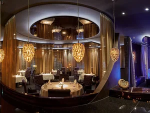 Die edel-elegante Dining-Area des Ammolite in einem warmen Licht.