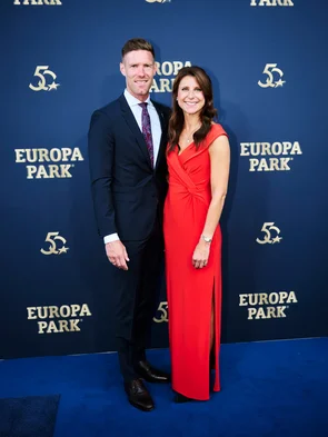 Nicolas und Ann-Kathrin Mack auf dem blauen Teppich vor der Gala anlässlich des 50-jährigen Jubiläums.
