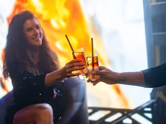 Mit Cocktails anstoßen bei Eatrenalin Late Night