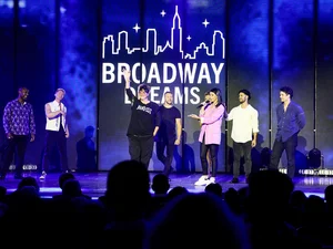 Kinder auf der Bühne bei der Broadway Dreams Camp Show.