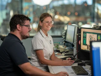 Zwei Mitarbeiter der Wasserwelt Rulantica bei der Arbeit im Büro.